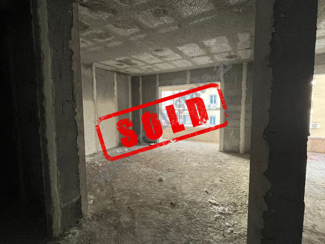 Apartament 2+1 ne shitje prane rruges Qemal Stafa ne Tirane.
Pozicionohet ne katin 5te te nje palla